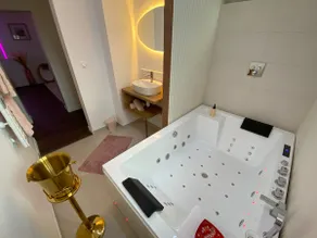 Cocon Diamant • Jacuzzi & Sauna • Romantic Suite - Image 5