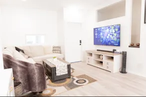 5BR Winnipeg Villa w/ Gym, Fireplace & BBQ & View - Image 2