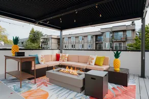 Blue Muse Art House | Rooftop Firepit + Parking - Image 2