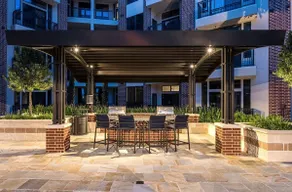 Urban King 1BDR Fire Pit, Pool, Gym, Free Parking - Image 3