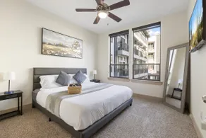 Urban King 1BDR Fire Pit, Pool, Gym, Free Parking - Image 4