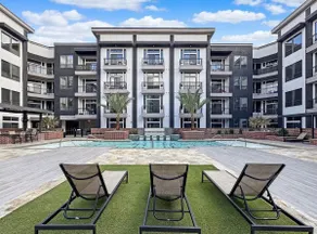 Urban King 1BDR Fire Pit, Pool, Gym, Free Parking - Image 2