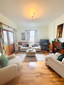3-Bedroom Blue Mountains Hideaway in Central Katoomba - Image 2