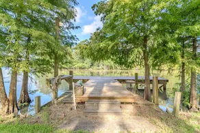 Woodsy Lakehouse Getaway - Image 5