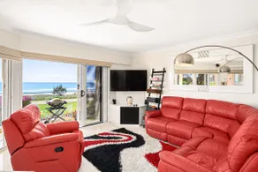 Ocean Whispers - Beach front apartment - Image 4