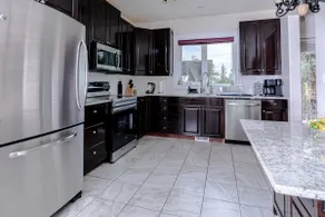 Northern Solace, 2 beds, 2 baths, 5 min to airport - Image 2