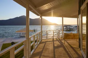 Retro Lake Front Home | Stay On The Water - Image 2