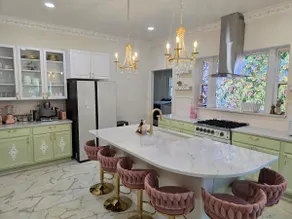 Luxury Downtown | 4 Rooms wTVs & 3 Bath | Balcony - Image 3