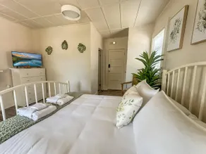 Botanical Studio Retreat in the Heart of Woodstock - Image 4