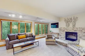 2 BR apartment with patio and bus to slopes - Image 2