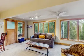 2 BR apartment with patio and bus to slopes - Image 3