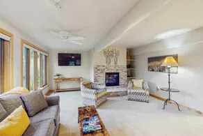 2 BR apartment with patio and bus to slopes - Image 5