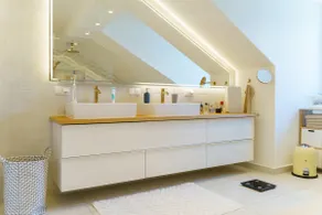 3 bedrooms, 3 private bathrooms, sauna & gym - Image 2