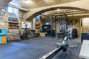 3 bedrooms, 3 private bathrooms, sauna & gym - Image 4