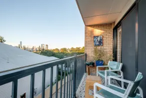 Entire 2 bedroom apartment + lock up garage - Image 2