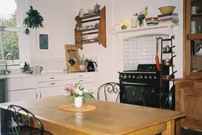 Original Weatherboard Cottage - Image 2
