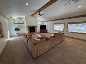 Large cabin with hot tub - Image 2