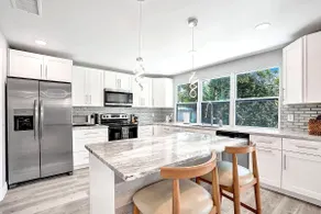 Charming 3BR Getaway 10 min to Beach - Image 2