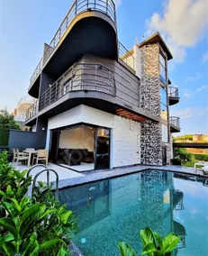 Triplex villa with pool in Kuşadası - Image 3