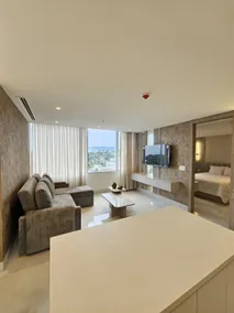 New Luxury Suite with Jacuzzi - Image 4