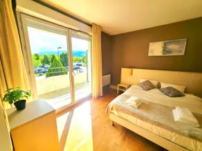 Spacious, quiet & close to the lake! - Image 3