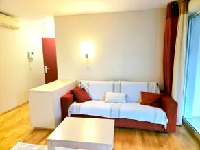 Spacious, quiet & close to the lake! - Image 2