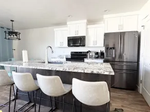 Private, One-Level Home, Walk-In Shower, Sleeps 7 - Image 4