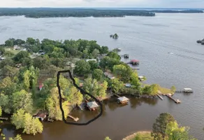 Beautiful Lakefront Hm Sleeps 14 - Image 3