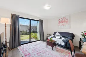 Kingston Stylish Villa-Cozy meets convenience - Image 2