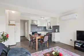Kingston Stylish Villa-Cozy meets convenience - Image 4