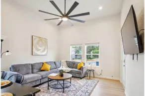 Enjoy 3BR/3BA City Lights and Skyline Views! - Image 3