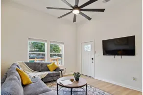 Enjoy 3BR/3BA City Lights and Skyline Views! - Image 2