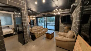 The Limestone Mansion, 20 mins to Wineries! HoTTuB - Image 3