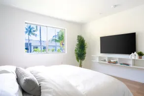 Deluxe One Bedroom King. Walk to the beach - Image 4