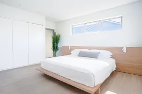 Deluxe One Bedroom King. Walk to the beach - Image 3