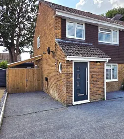 Stylish Family Home, Sleeps 6, Parking and Garden - Image 2