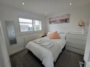 Stylish Family Home, Sleeps 6, Parking and Garden - Image 5