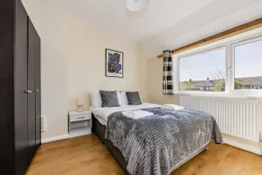 Spacious 3BR Home Parking Sleeps 6 Garden - Image 2