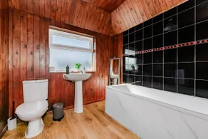 Spacious 3BR Home Parking Sleeps 6 Garden - Image 5