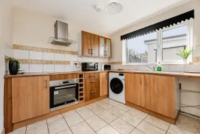 Spacious 3BR Home Parking Sleeps 6 Garden - Image 3
