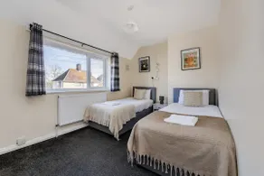 Spacious 3BR Home Parking Sleeps 6 Garden - Image 4