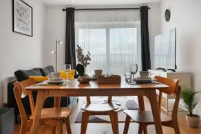 1BR Apt w/ lake View, Parking & Fast WiFi - Image 2