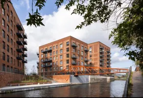 1BR Apt w/ lake View, Parking & Fast WiFi - Image 4