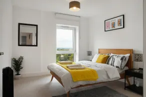 1BR Apt w/ lake View, Parking & Fast WiFi - Image 3