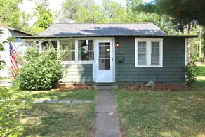 Charming 2-Bedroom Lake Cottage - Image 3