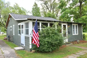 Charming 2-Bedroom Lake Cottage - Image 2