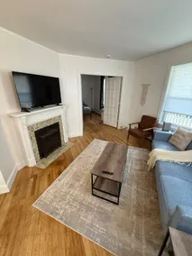 Large 3BD 1st Floor Apartment Minutes from 290 - Image 2