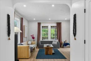 Ontario's Luxe House - Image 4