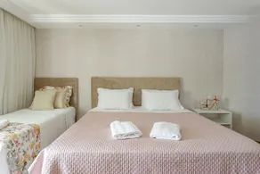 Jurerê, 300 meters from the sea, heated pool, 6 suites, 20 guests - Image 5