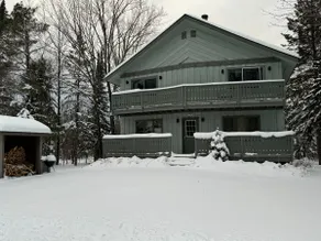 Oui Ski Inn: Powdery Peak - Image 5